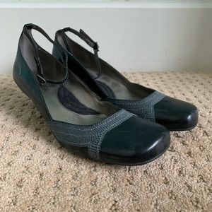 black ankle strap heels // kenneth cole